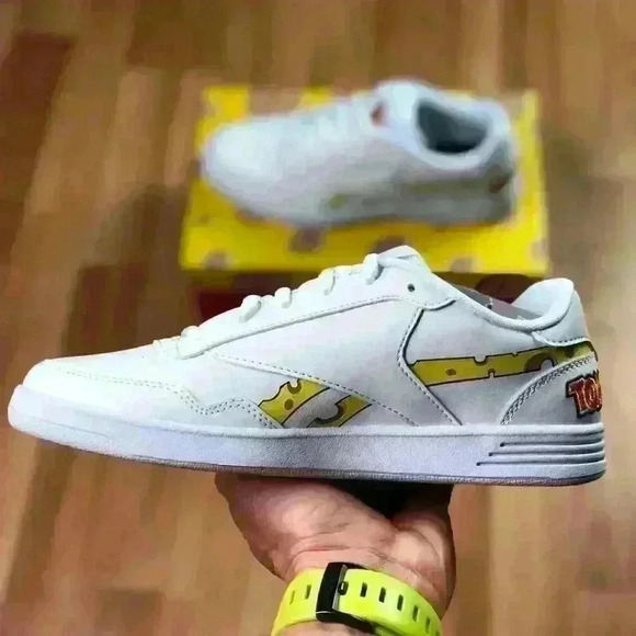 💰HUGE CLEARANCE SALE 💰 Reebok Tom & Jerry Furry Fluffy Womens Shoes - Picture 3 of 14